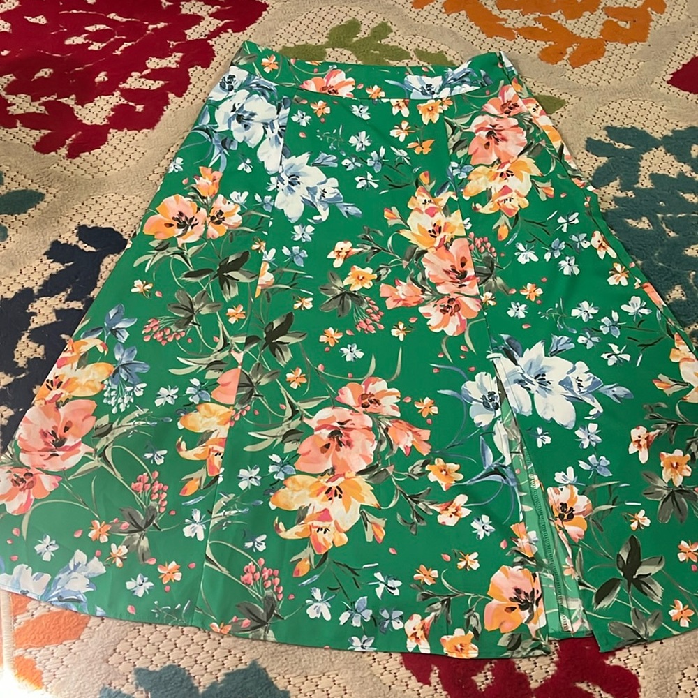 Floral mid length skirt with slit on the leg